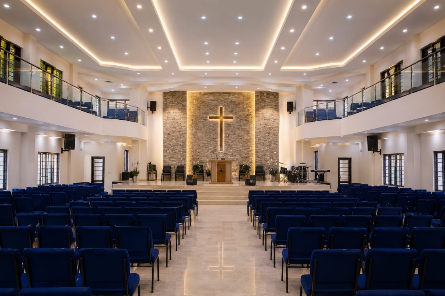 Salle de culte avec scène